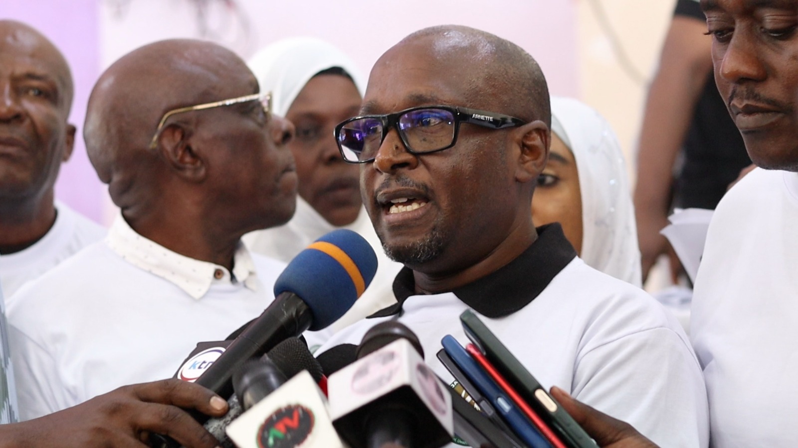 Haki Yetu Executive Director Peter Kiama speaks to journalists during the launch of the Jamvi la Ardhi na Makao land and housing rights movement in Mombasa County